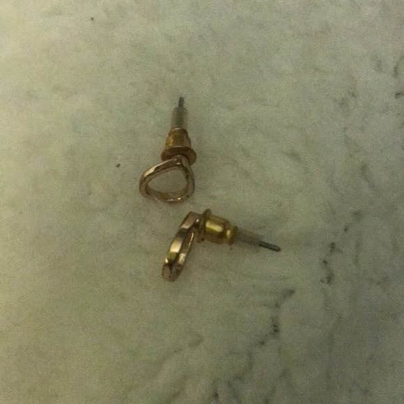 💚 $5 Gold teardrop stud earrings - Picture 2 of 3